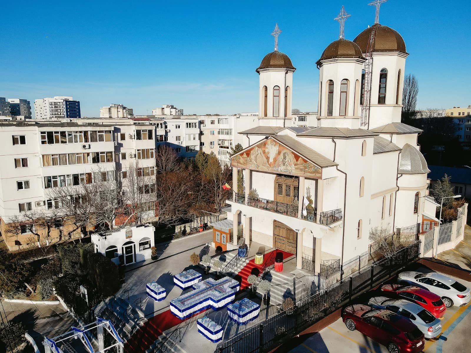 Vedere aeriană a bisericii și a împrejurimilor sale